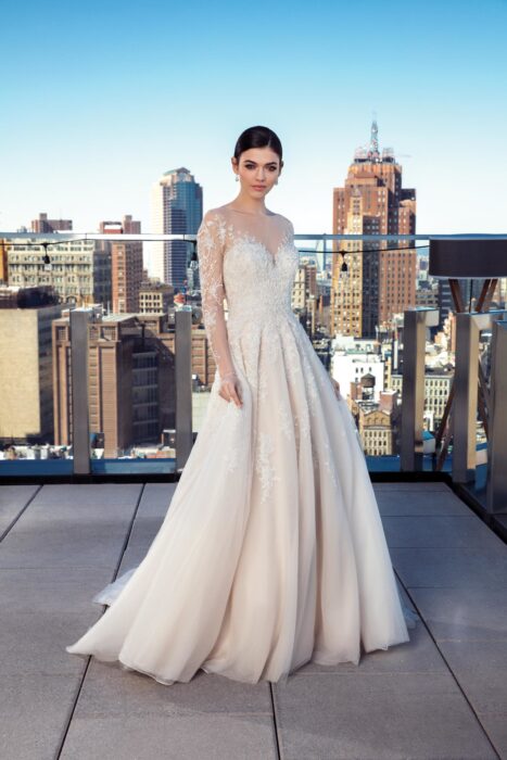 Brautkleid in Blush mit cremefarbener Spitze, im Prinzesschnitt mit langen Ärmeln und Tattoo-Effekt, von Justin Alexander Signature, Modell 99029