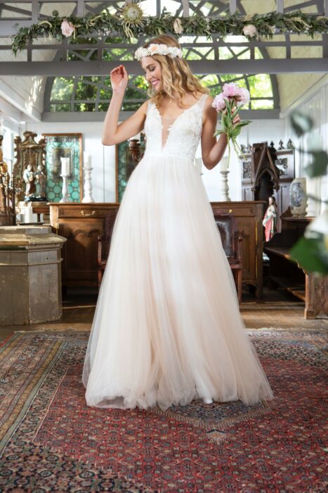 Brautkleid im Prinzessschnitt mit Tüllrock und Spitzentop mit Plunge-Ausschnitt von Weise Be The One, Modell 337500