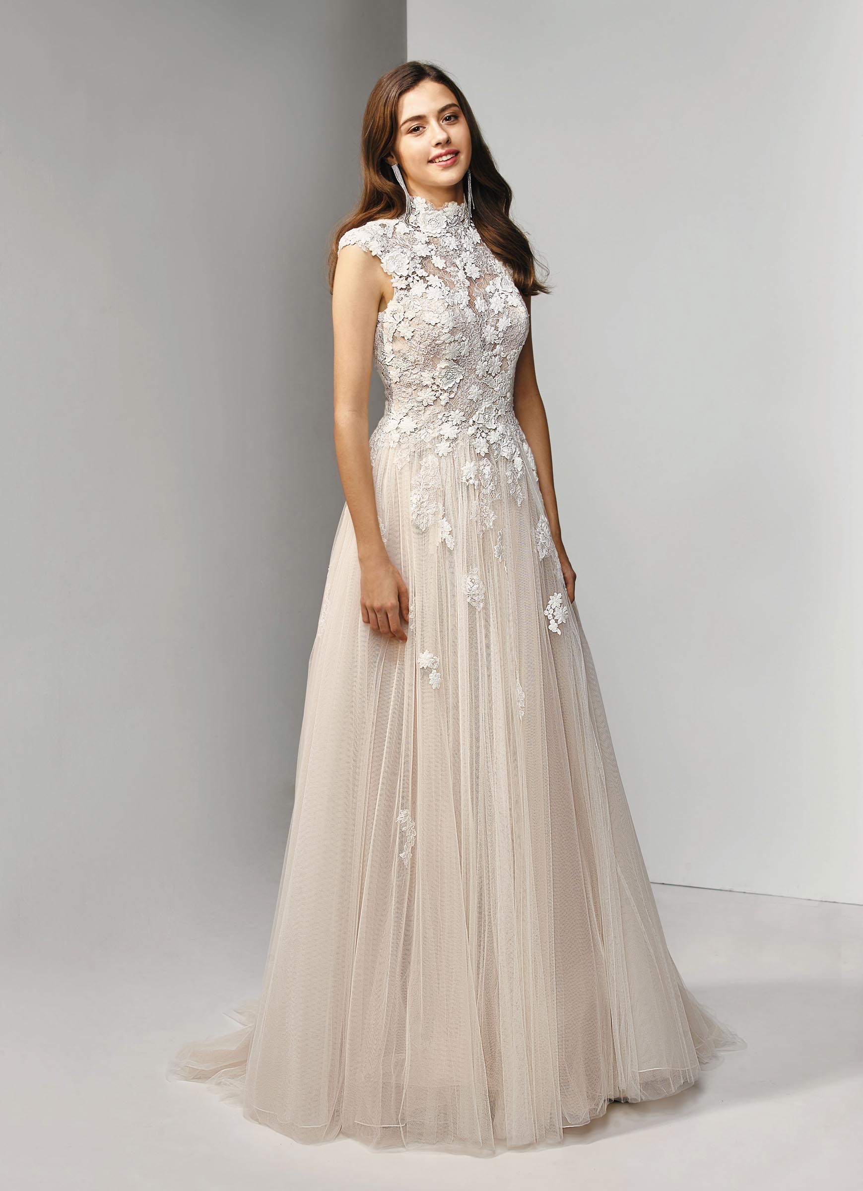 Brautkleid mit Spitze, Blüten, Prinzessschnitt und Kragen in Blush von Beautiful Bridal, Modell BT19-25