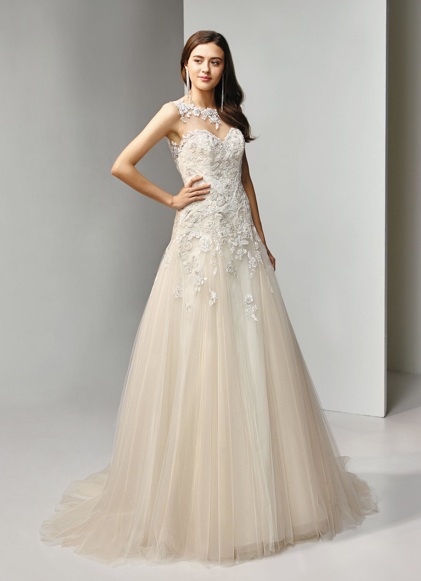 Brautkleid in A-Linie und Blush mit Spitze, Blüten und Tattoo-Effekt von Beautiful Bridal, Modell BT19-23