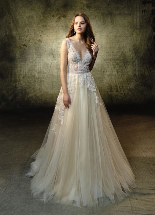 Brautkleid mit Spitze und V-Ausschnitt im Bohemian-Stil in Blush von Blue by Enzoani, Modell Lavender