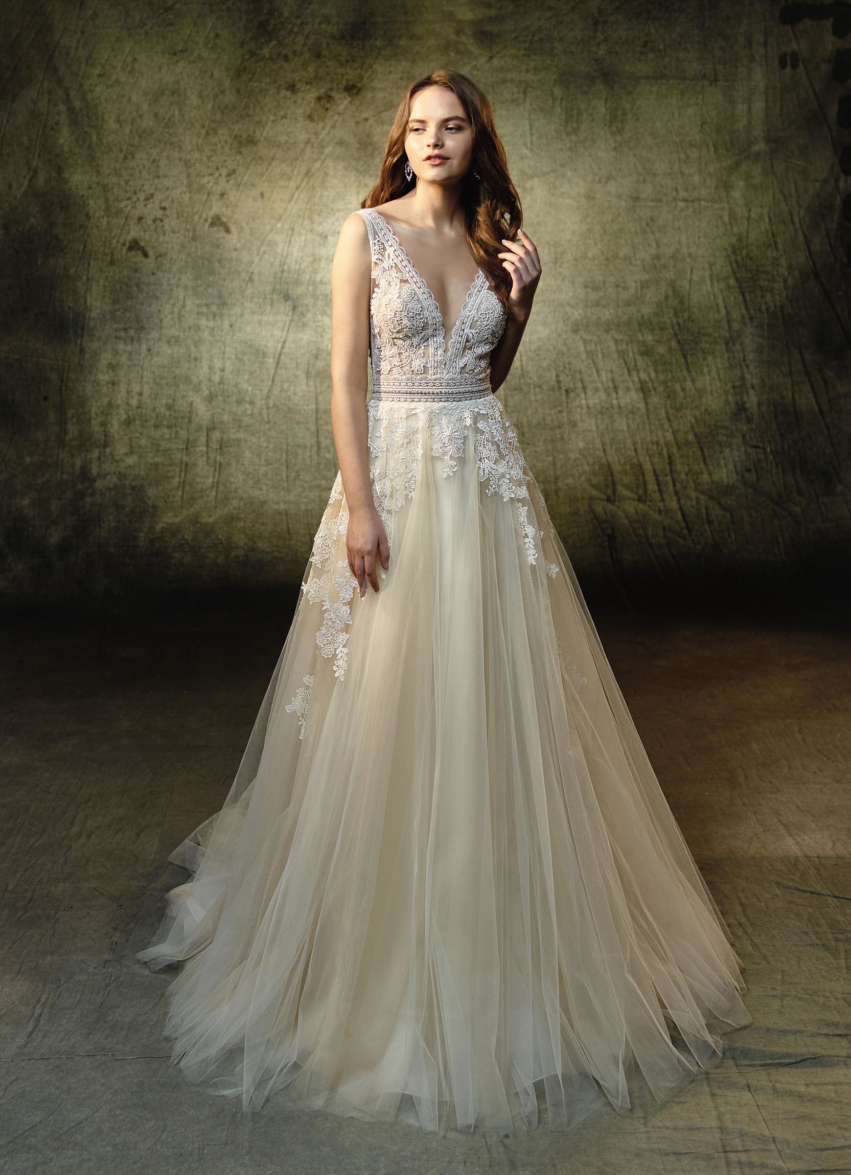 Brautkleid mit Spitze und V-Ausschnitt im Bohemian-Stil in Blush von Blue by Enzoani, Modell Lavender