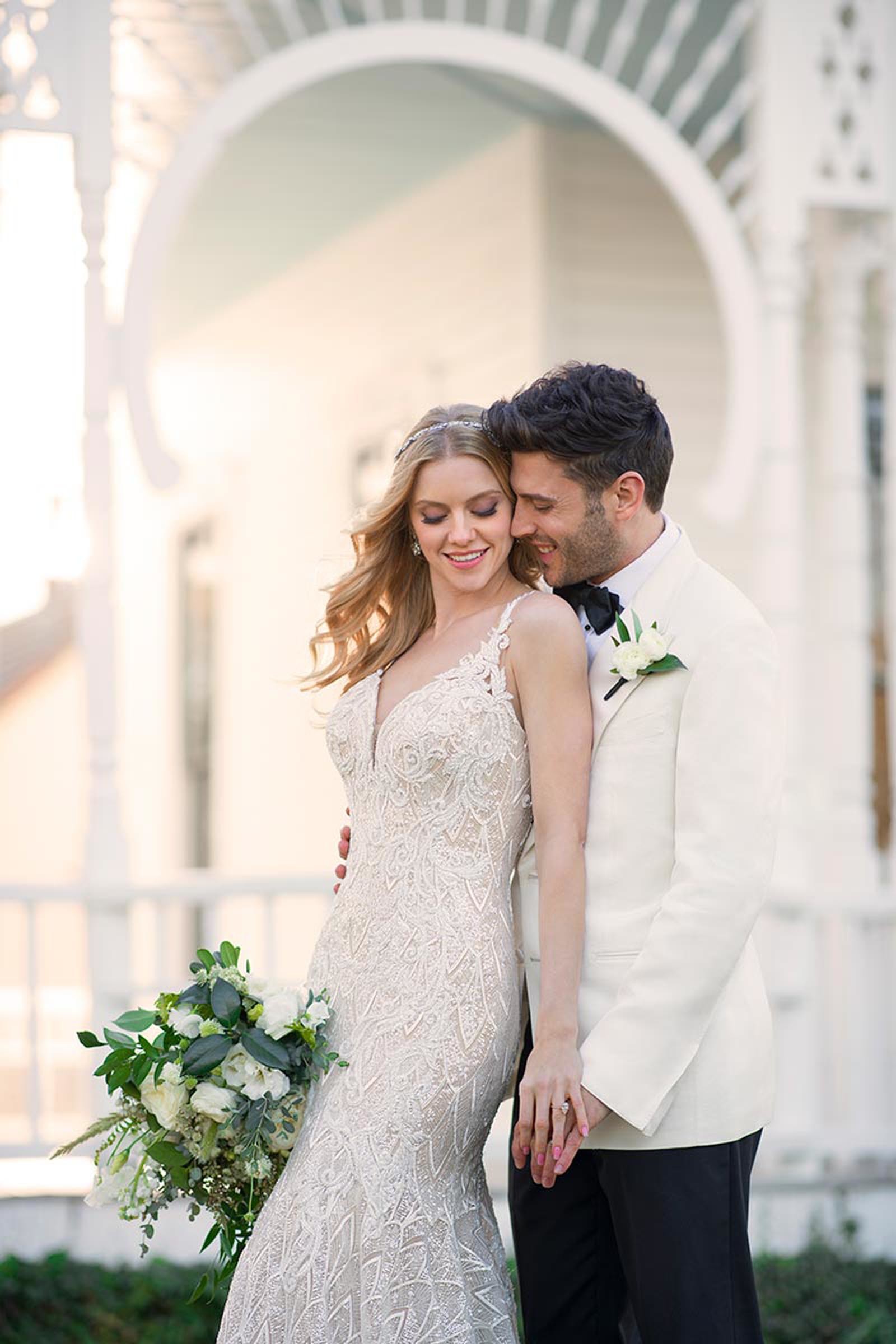 Brautkleid in Blush aus Spitze im Fit and Flare Schnitt mit tiefem Plunge Ausschnitt von Martina Liana, Modell 1001