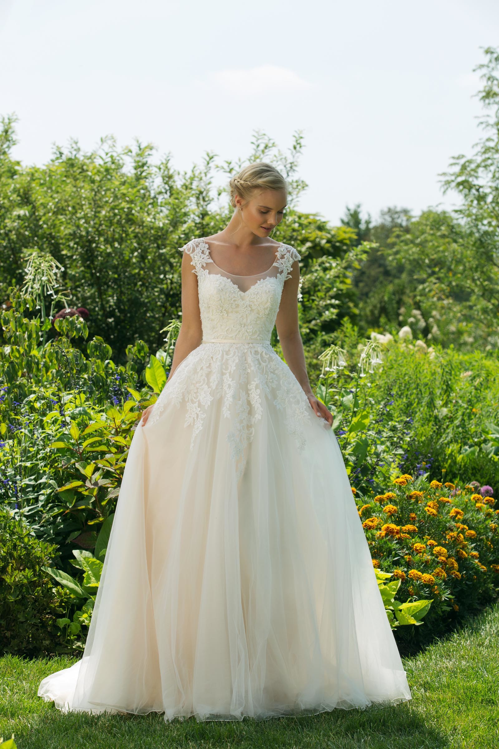Brautkleid in Blush im Prinzessschnitt mit Spitze und Ausschnitt in Herzform von Sweetheart, Modell 11034