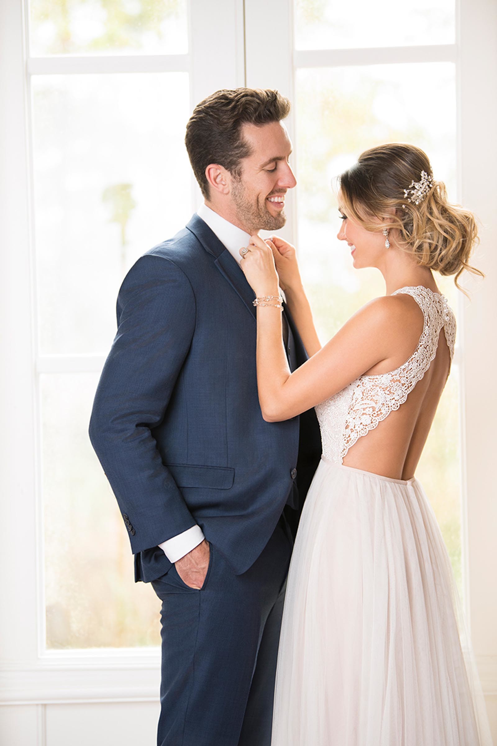Brautkleid in Blush mit Spitze und großem Cutout im Rücken von Stella York, Modell 6707