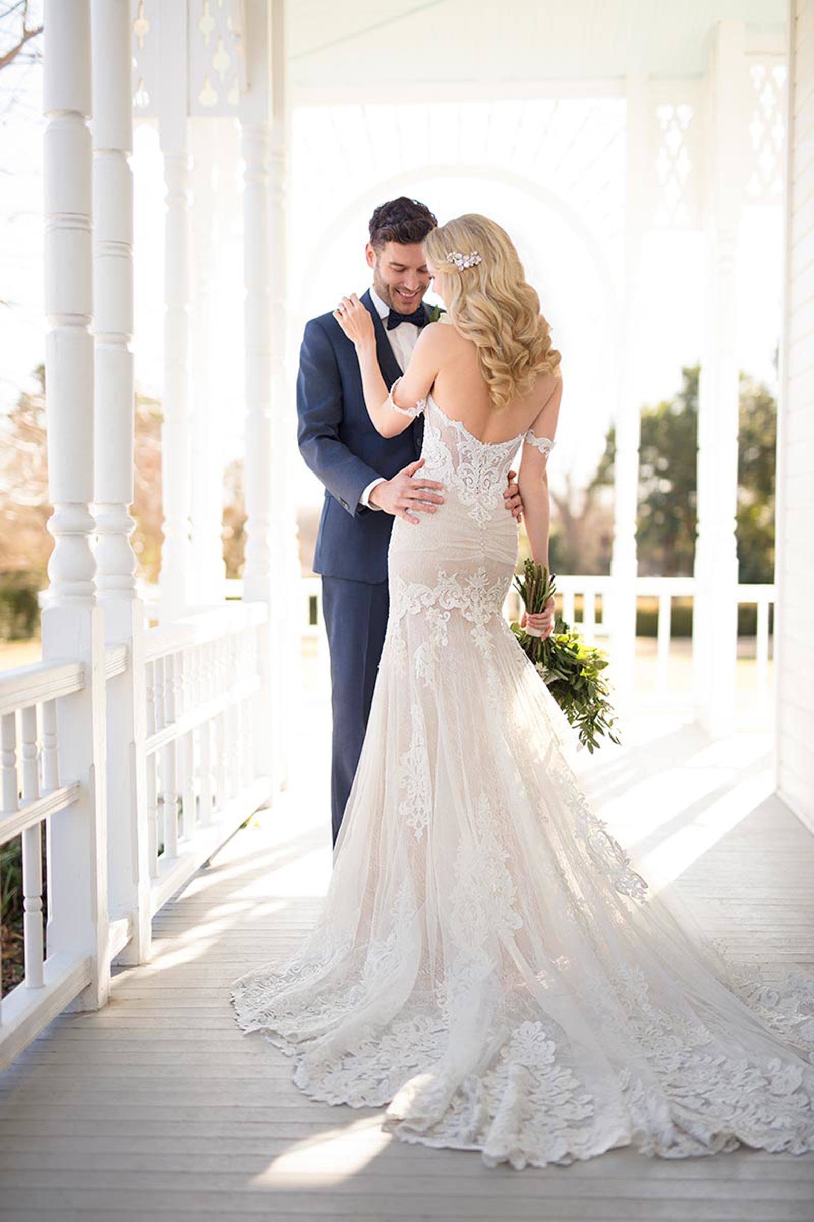 Schulterfreies Brautkleid in Blush mit Spitze, transparenter Korsage und Schleppe von Martina Liana, Modell 1012