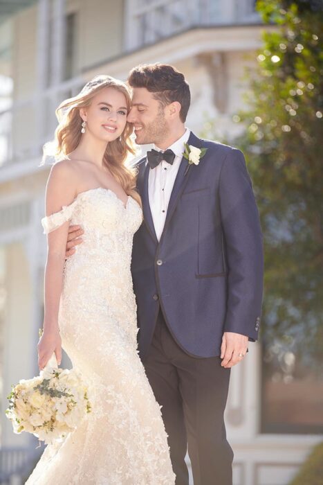 Schulterfreies Brautkleid in Blush im Fit and Flare Schnitt mit Spitze von Martina Liana, Modell 1018