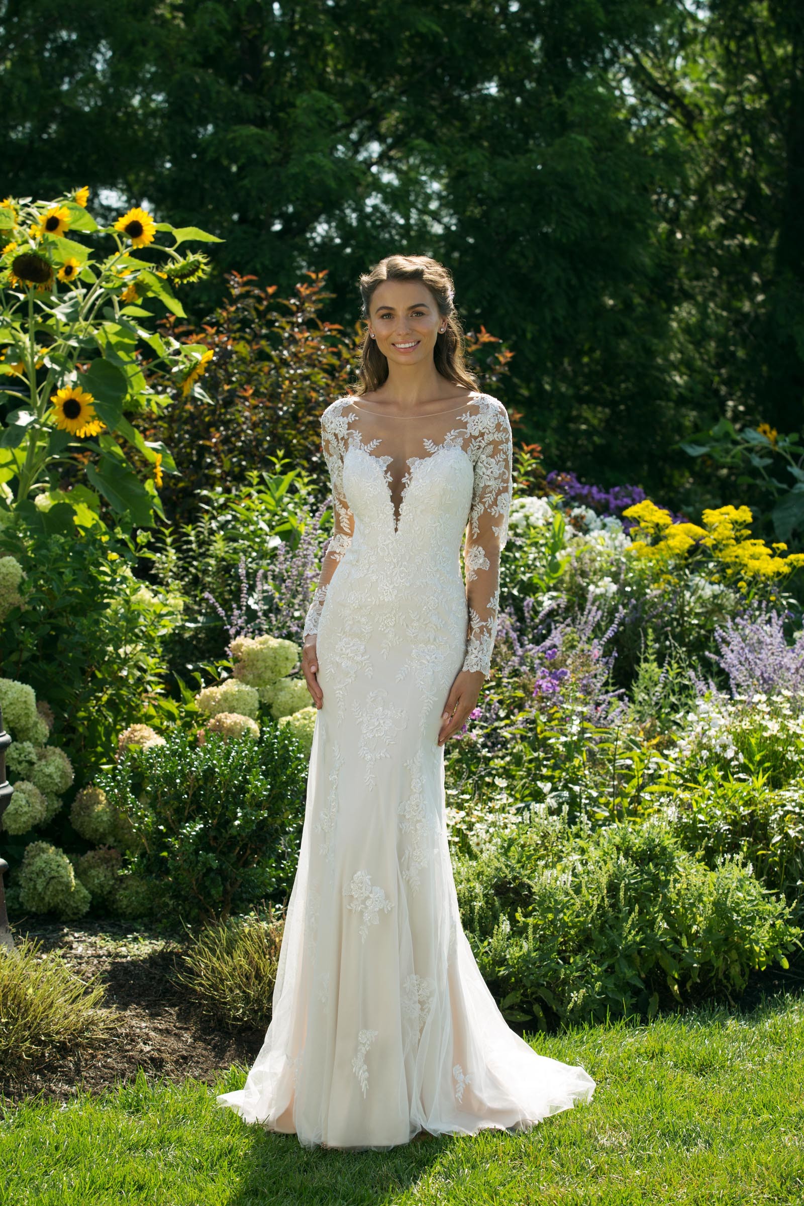 Brautkleid in Blush mit cremefarbener Spitze, Tattoo-Effekt, langen Spitzenärmeln und tiefem V-Ausschnitt von Sweetheart, Modell 11035