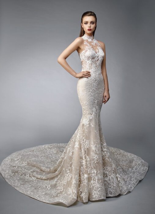 Brautkleid im Fit-and-Flare-Schnitt, in Blush mit cremefarbener Spitze und Tattoo-Effekt sowie Neckholder-Ausschnitt und Schleppe von Enzoani, Modell Norine
