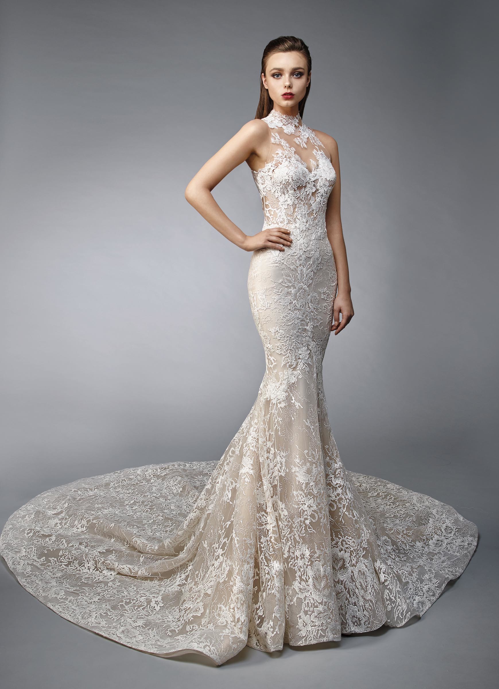 Brautkleid im Fit-and-Flare-Schnitt, in Blush mit cremefarbener Spitze und Tattoo-Effekt sowie Neckholder-Ausschnitt und Schleppe von Enzoani, Modell Norine