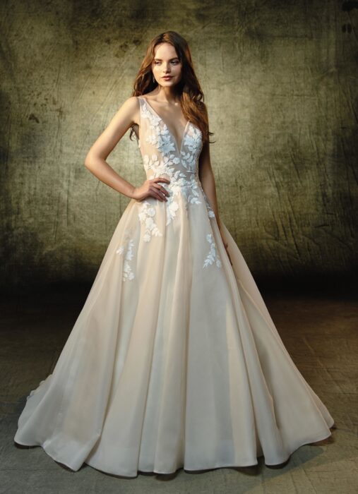 Brautkleid mit tiefem V-Ausschnitt, Prinzessschnitt und Spitze in Blush von Blue by Enzoani, Modell Lennox