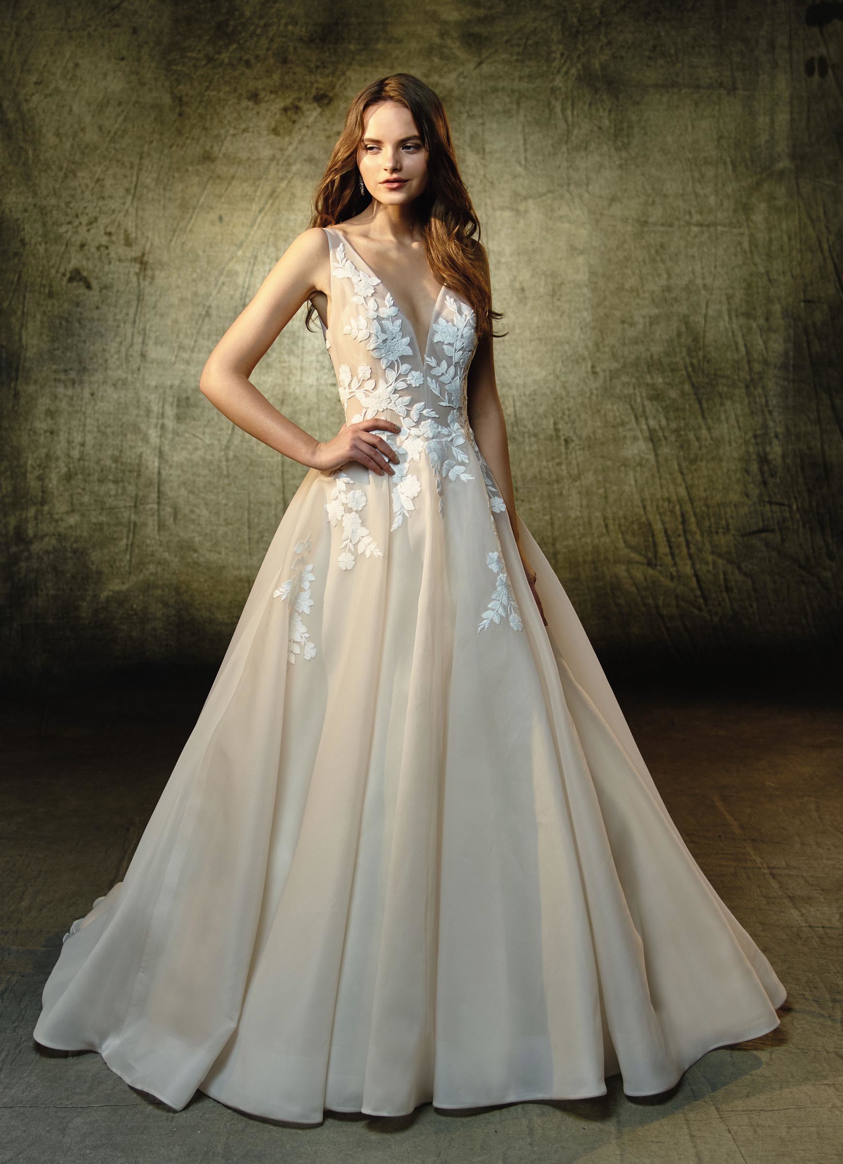 Brautkleid mit tiefem V-Ausschnitt, Prinzessschnitt und Spitze in Blush von Blue by Enzoani, Modell Lennox