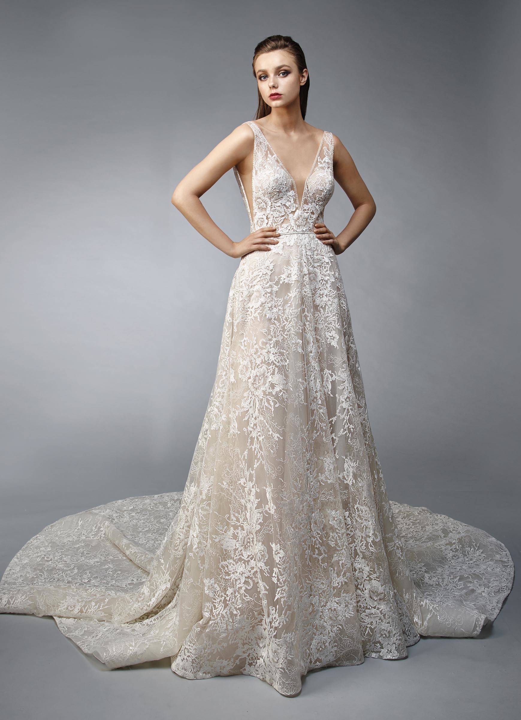 Brautkleid in Blush mit cremefarbener Spitze, tiefem V-Ausschnitt und Schleppe von Enzoani, Modell Nirvana