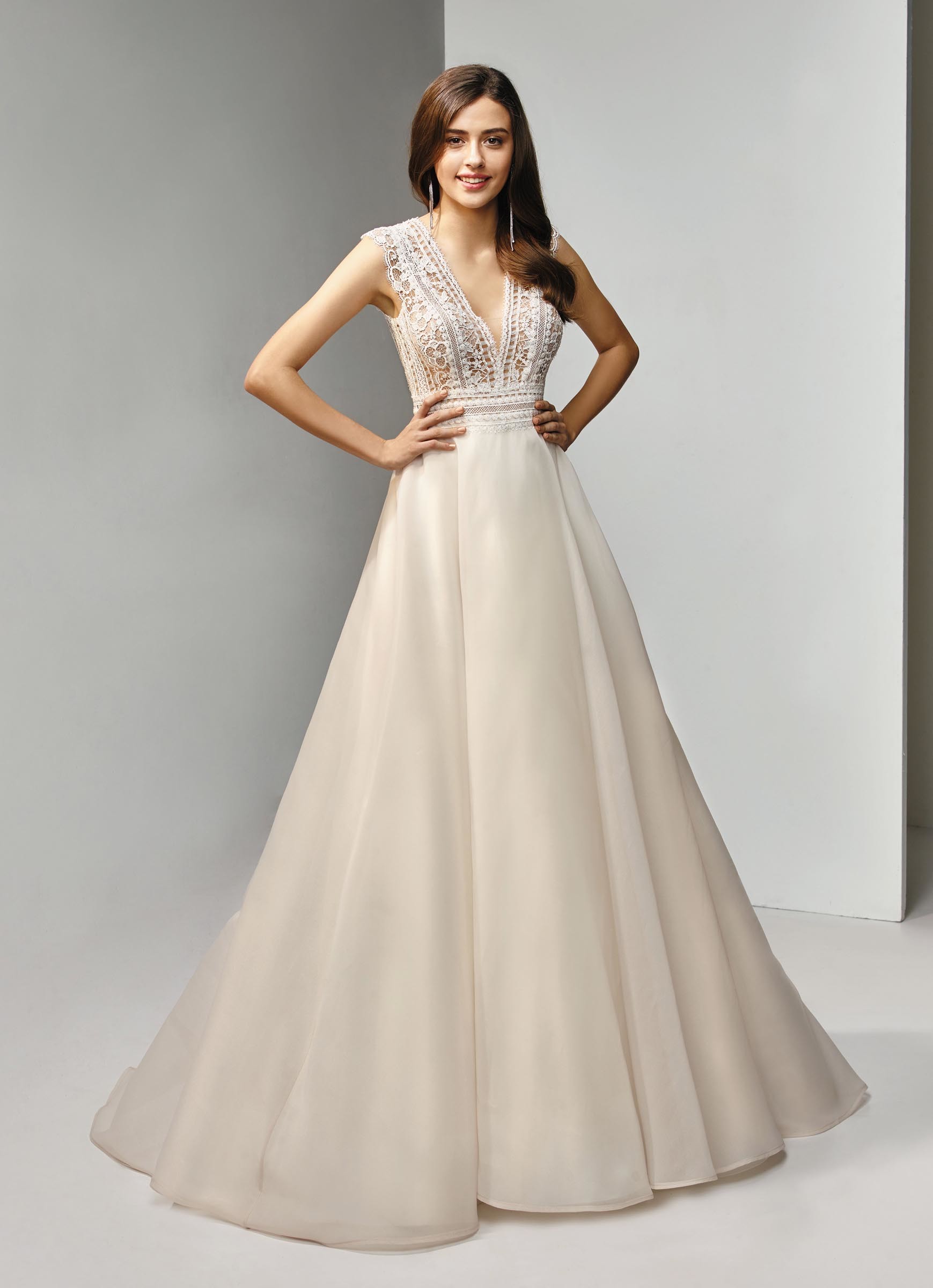 Brautkleid in A-Linie und Blush, mit Spitzentop und V-Ausschnitt von Beautiful Bridal, Modell BT19-20