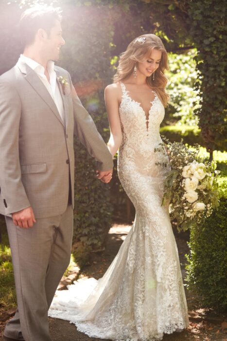Brautkleid im Vintage Stil mit Fit and Flare Schnitt, Spitze und tiefem Ausschnitt von Martina Liana, Modell 967