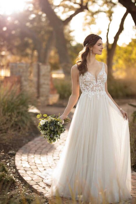 Brautkleid in Blush mit transparentem Spitzentop von Essense of Australia, Modell D2523