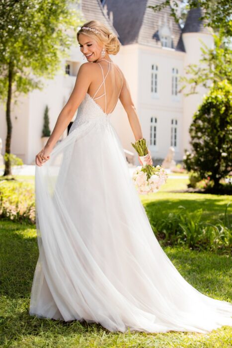 Brautkleid in Blush mit Spitze, Tüllrock und tiefem Rückenausschnitt von Stella York, Modell 6642