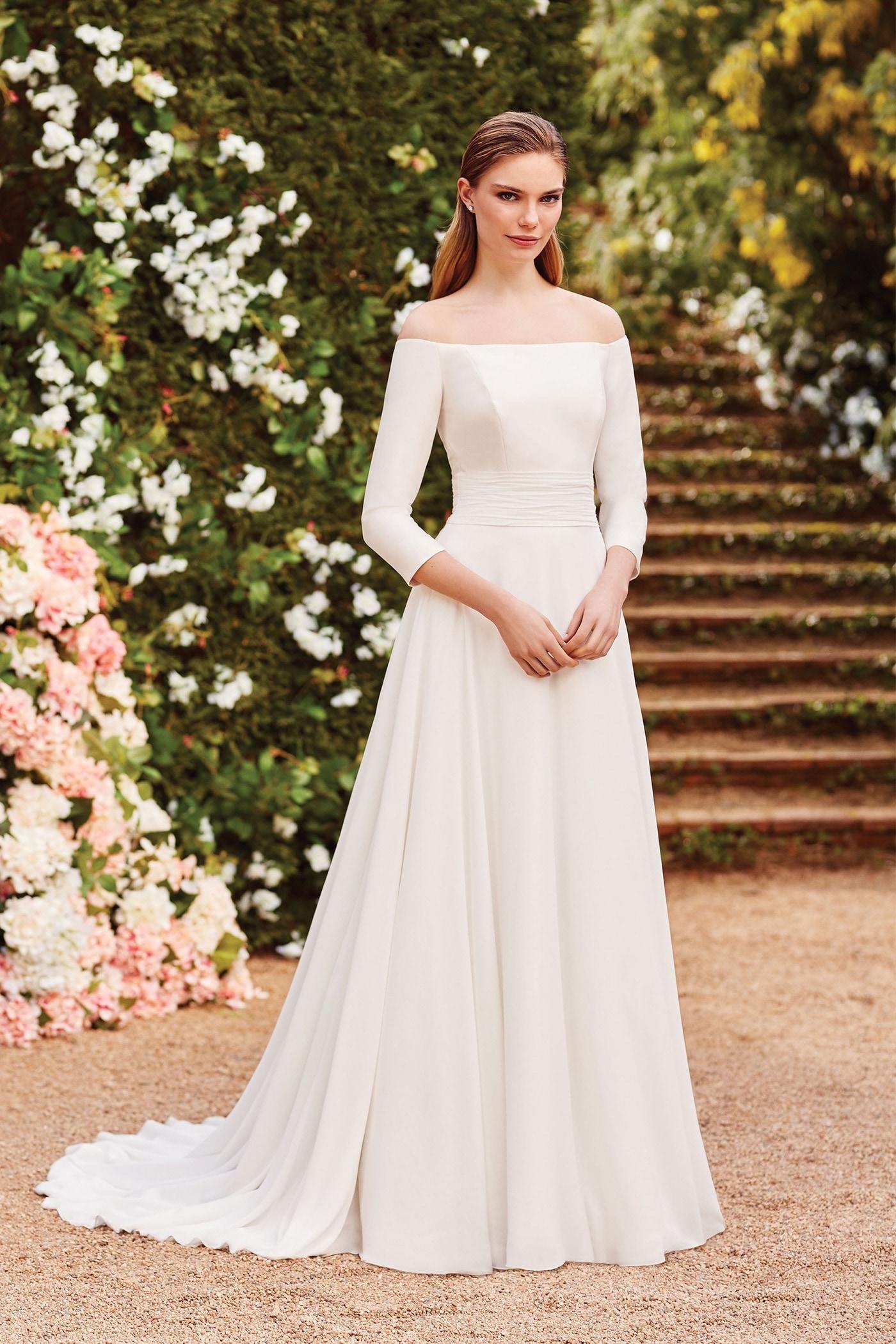 Schulterfreies Brautkleid mit Dreiviertelärmeln, Carmen-Ausschnitt und Schleppe von Sincerity, Modell 44157