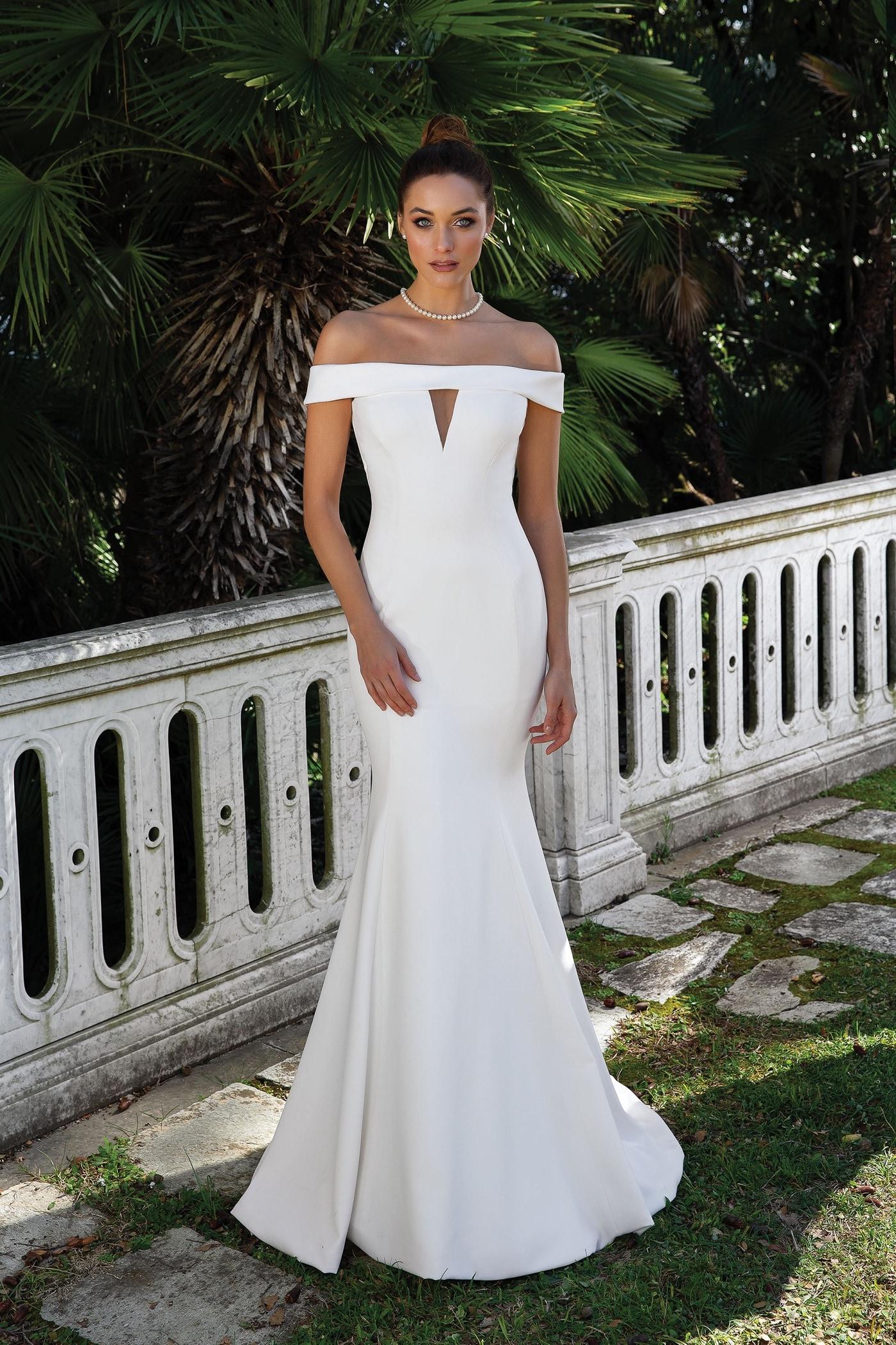 Fit-and-Flare-Brautkleid im Clean Chic mit schulterfreiem Carmen-Ausschnitt mit Cut-out und Schleppe von Justin Alexander, Modell 88115