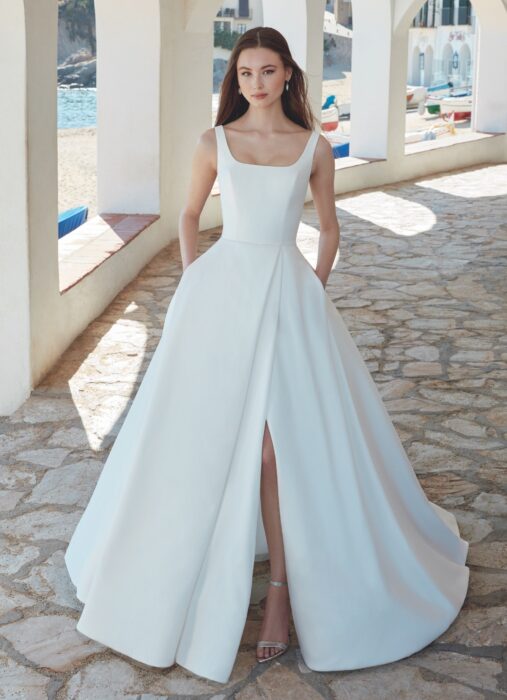 Puristisches Brautkleid im Prinzessschnitt mit Karrée-Ausschnitt von Love, Modell Arlette