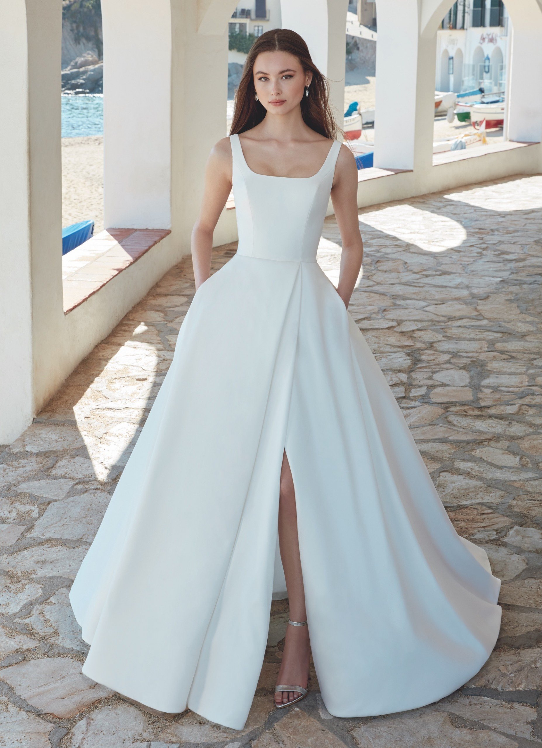 Puristisches Brautkleid im Prinzessschnitt mit Karrée-Ausschnitt von Love, Modell Arlette