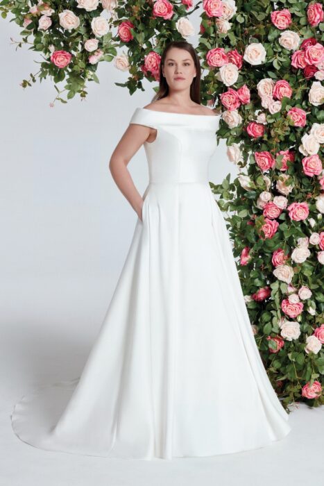 Puristisches Brautkleid aus Satin im Prinzessschnitt mit Bateau-Ausschnitt, Taschen und Schleppe von Sweetheart, Modell 11063