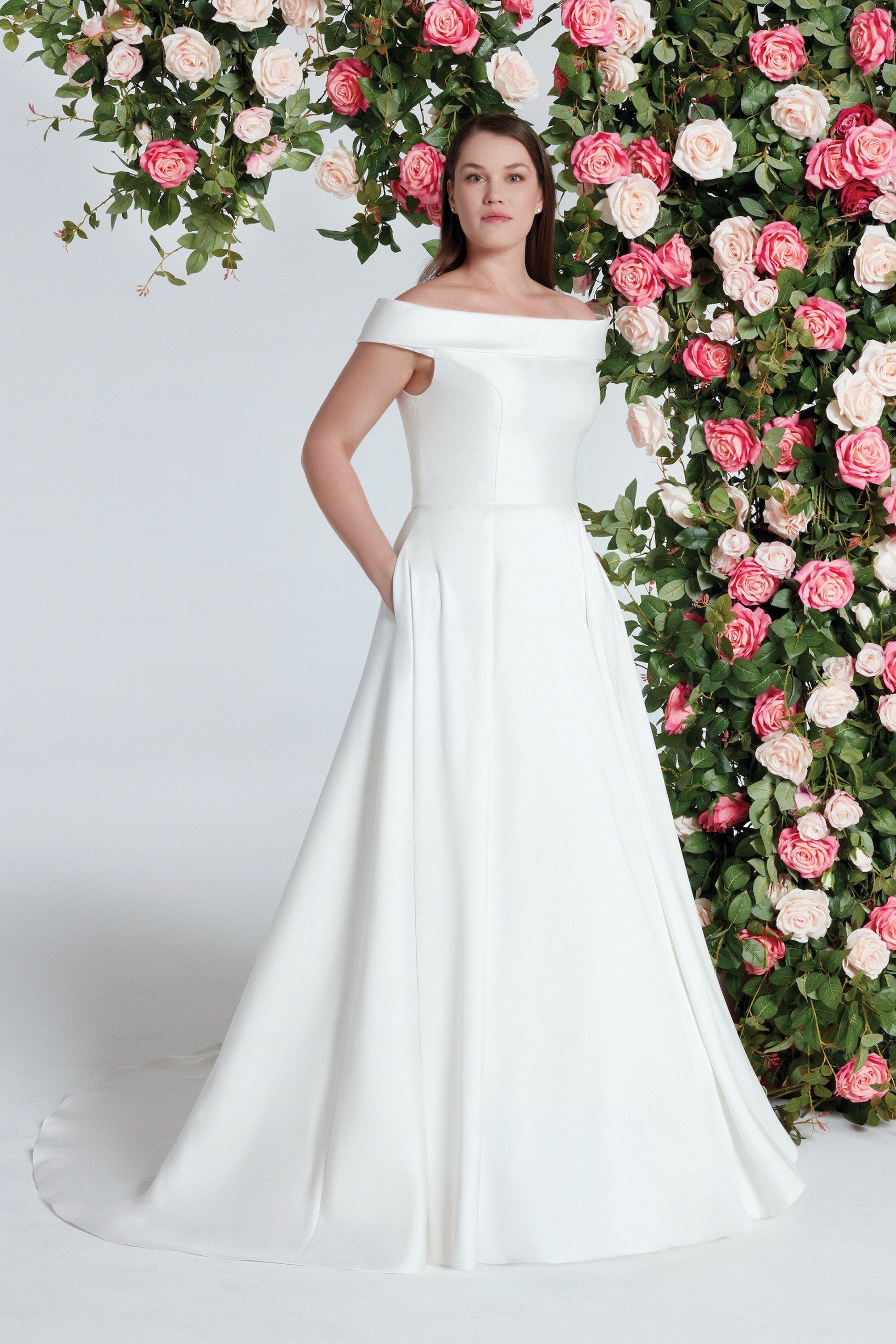 Puristisches Brautkleid aus Satin im Prinzessschnitt mit Bateau-Ausschnitt, Taschen und Schleppe von Sweetheart, Modell 11063