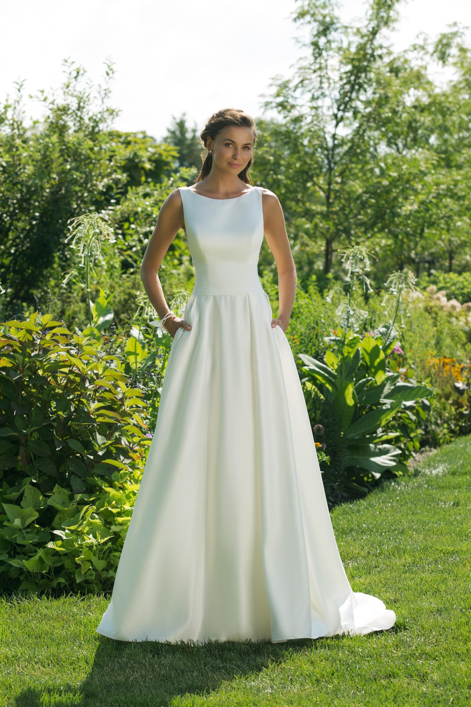 Cleanes Brautkleid im Prinzessschnitt mit Rundhals-Ausschnitt, ärmellos, von Sweetheart, Modell 11017