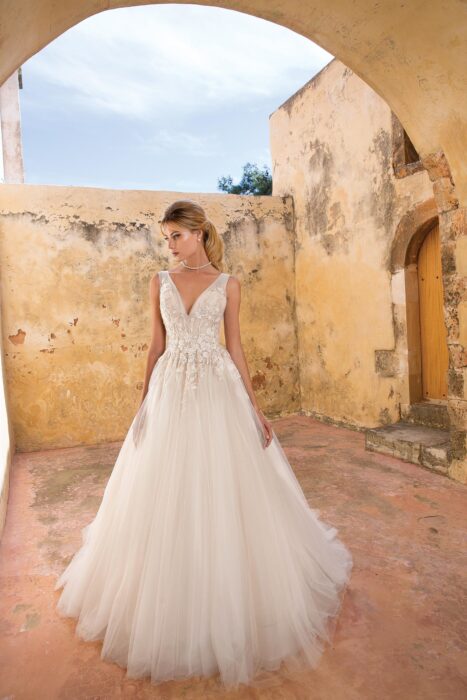 Cremefarbenes Prinzessinnen-Brautkleid mit V-Ausschnitt und Schleppe von Justin Alexander, Modell 88054