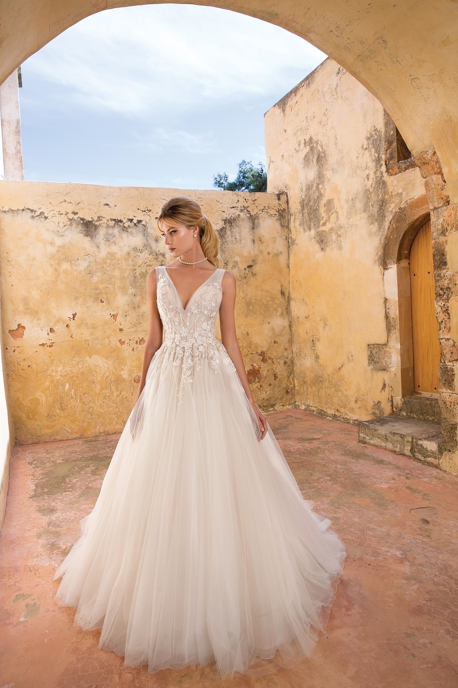 Cremefarbenes Prinzessinnen-Brautkleid mit V-Ausschnitt und Schleppe von Justin Alexander, Modell 88054