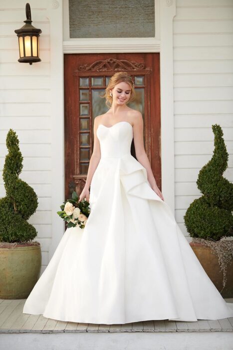 Cremefarbenes, trägerloses Brautkleid im Prinzessschnitt mit cleanem Chic von Martina Liana, Modell 1027