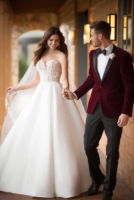 Cremefarbenes Brautkleid im Prinzessschnitt mit Ausschnitt in Herzform von Essense of Australia, Modell D2486