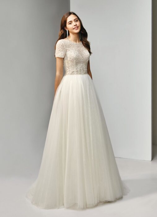 Cremefarbenes, besticktes Brautkleid mit Prinzessschnitt und Ärmeln von Beautiful Bridal, Modell BT19-24