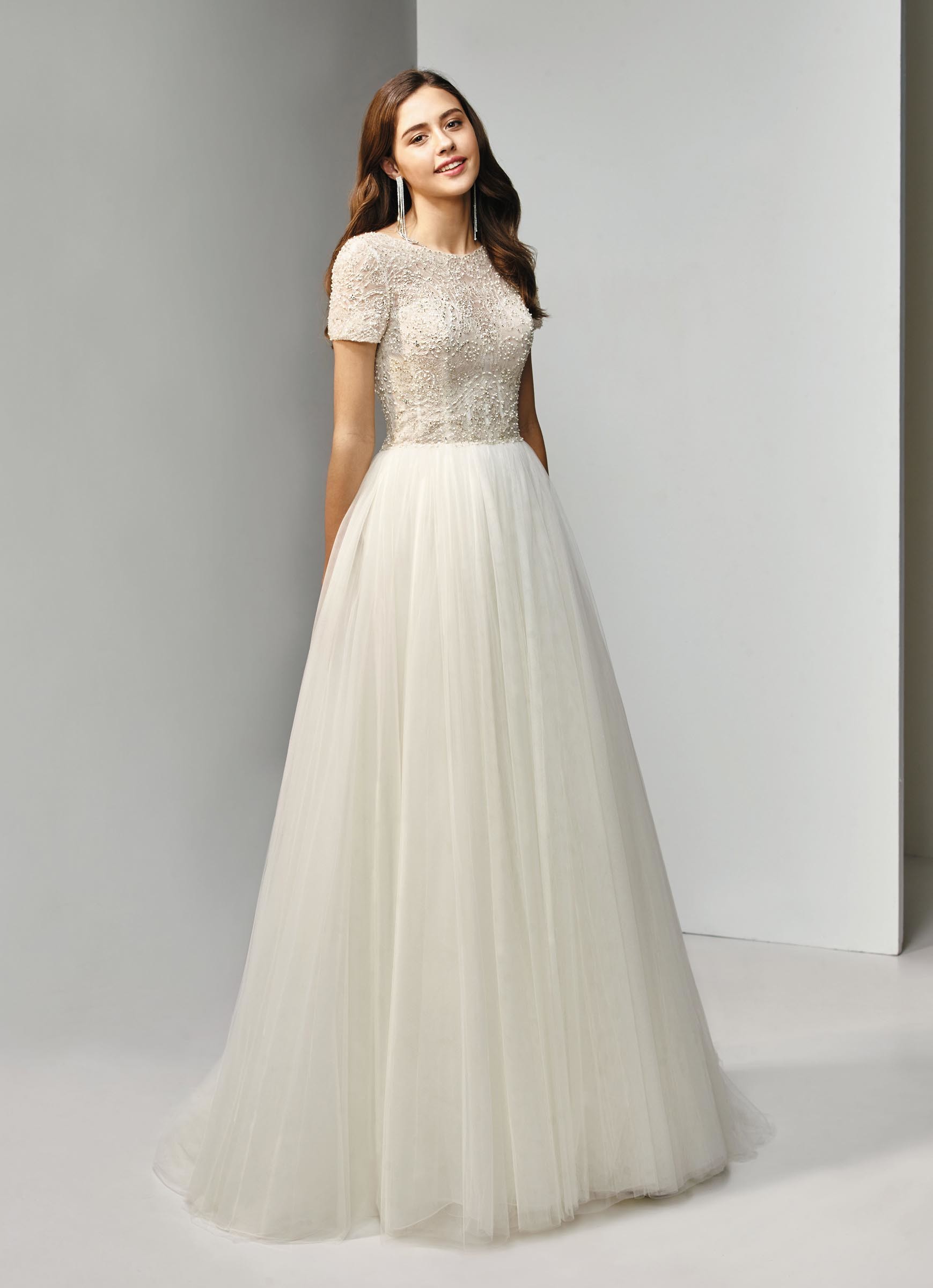 Cremefarbenes, besticktes Brautkleid mit Prinzessschnitt und Ärmeln von Beautiful Bridal, Modell BT19-24