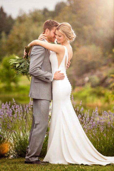 Cremefarbenes Brautkleid, clean, mit sexy Cutouts, von Essense of Australia, D2473