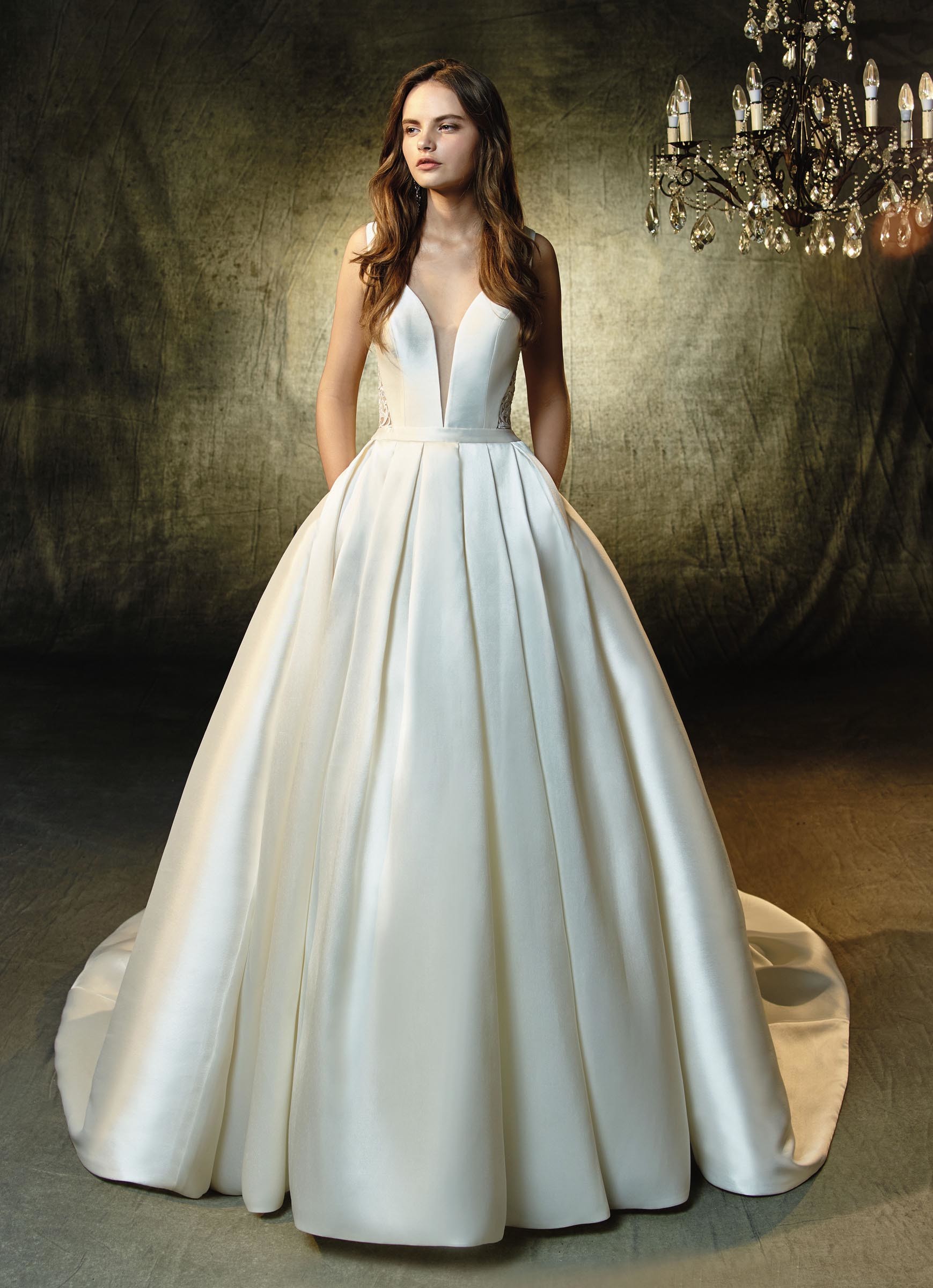 Cremefarbenes Brautkleid aus Satin mit Prinzessschnitt von Blue by Enzoani, Modell Lisette