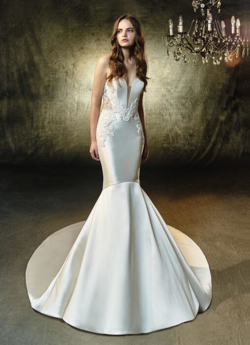 Cremefarbenes Fit and Flare-Brautkleid aus Satin mit Cut-outs von Blue by Enzoani, Modell Laken