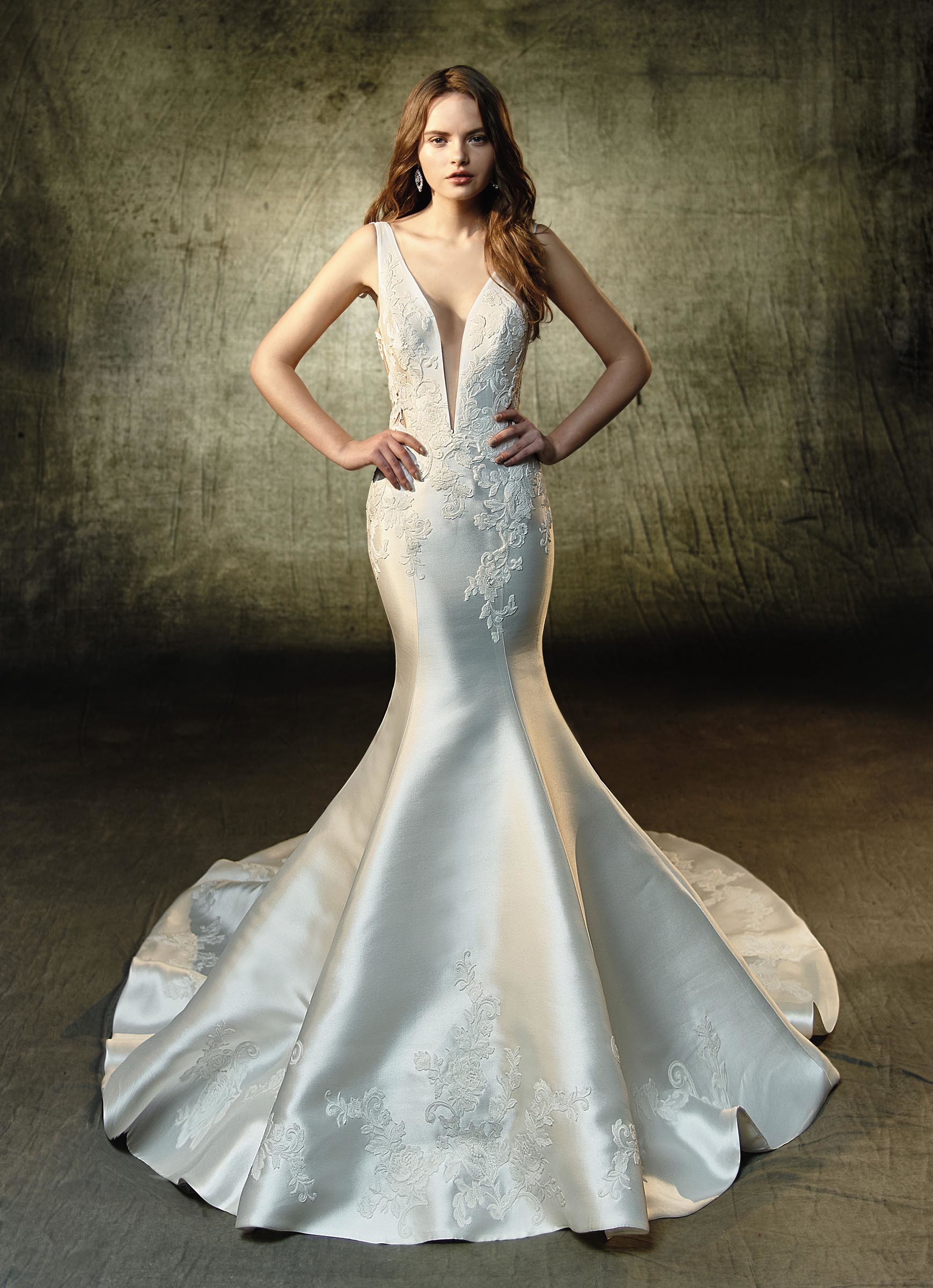 Cremefarbenes Fit and Flare-Brautkleid aus Satin mit Stickerei und tiefem V-Ausschnitt von Blue by Enzoani, Modell Lane