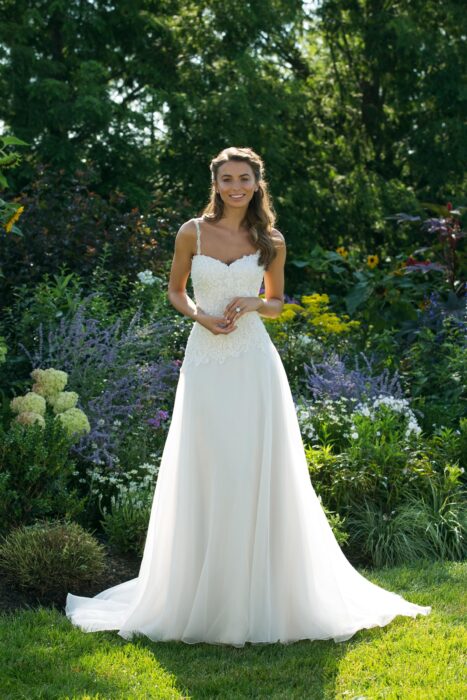 Cremefarbenes Brautkleid in A-Linie mit Spitze, Ausschnitt in Herzform und Spaghettiträgern von Sweetheart, Modell 11037
