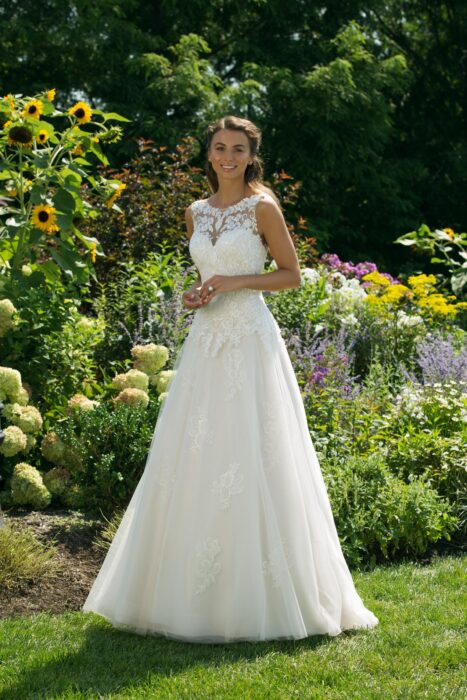 Cremefarbenes Brautkleid in A-Linie mit Spitze und Illusion-Ausschnitt von Sweetheart, Modell 11038