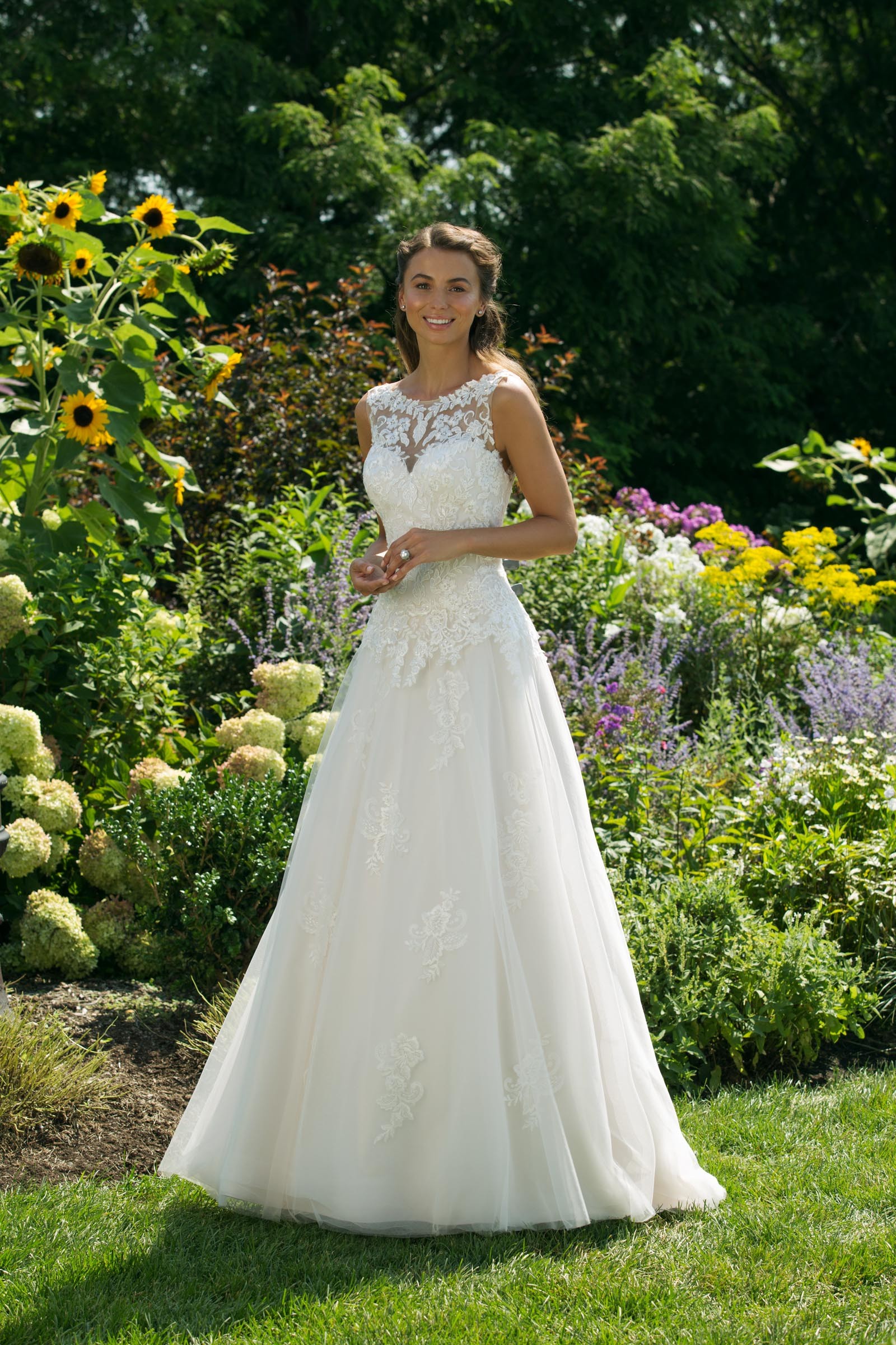 Cremefarbenes Brautkleid in A-Linie mit Spitze und Illusion-Ausschnitt von Sweetheart, Modell 11038