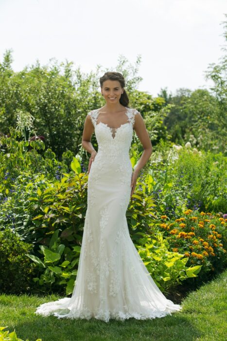 Cremefarbenes Brautkleid aus Spitze im Godetschnitt mit Ausschnitt in Herzform von Sweetheart, Modell 11039