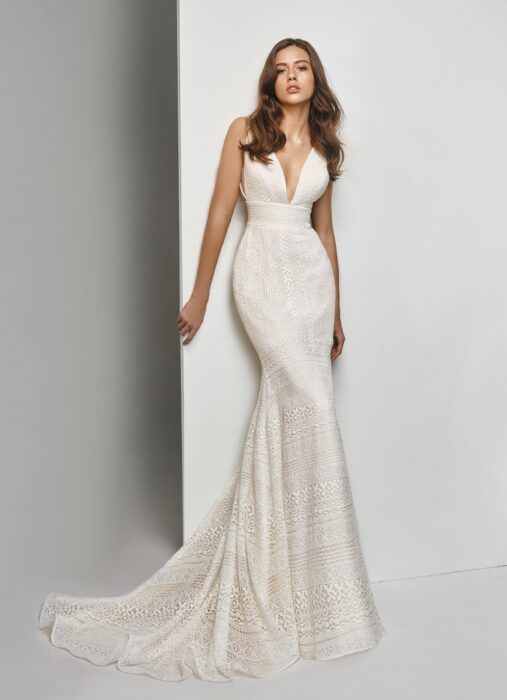 Cremefarbenes Fit and Flare-Brautkleid mit Spitze und V-Ausschnitt im Bohemian-Stil von Beautiful Bridal, Modell BT19-12