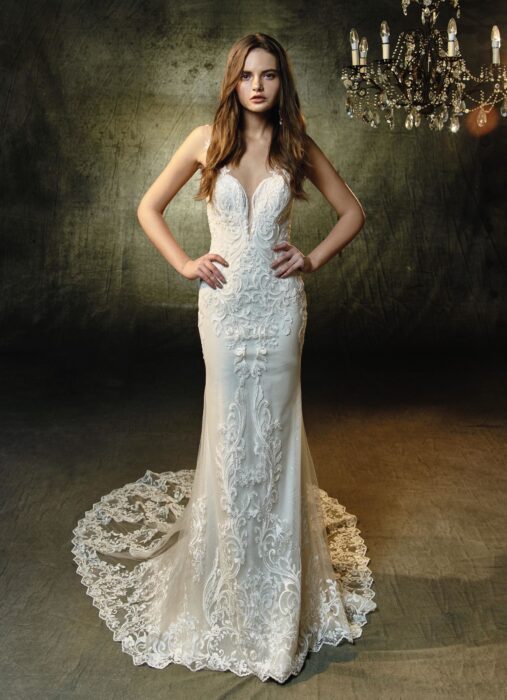 Cremefarbenes Fit and Flare-Brautkleid mit Spitze und Schleppe von Blue by Enzoani, Modell Lunaire