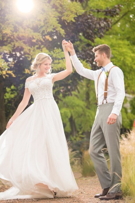 Cremefarbenes Brautkleid mit Spitzentop und Carmen Ausschnitt von Essense of Australia, Modell D2446
