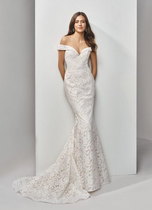 Cremefarbenes Fit and Flare-Brautkleid aus Spitze mit Carmenausschnitt von Beautiful Bridal, Modell BT19-27