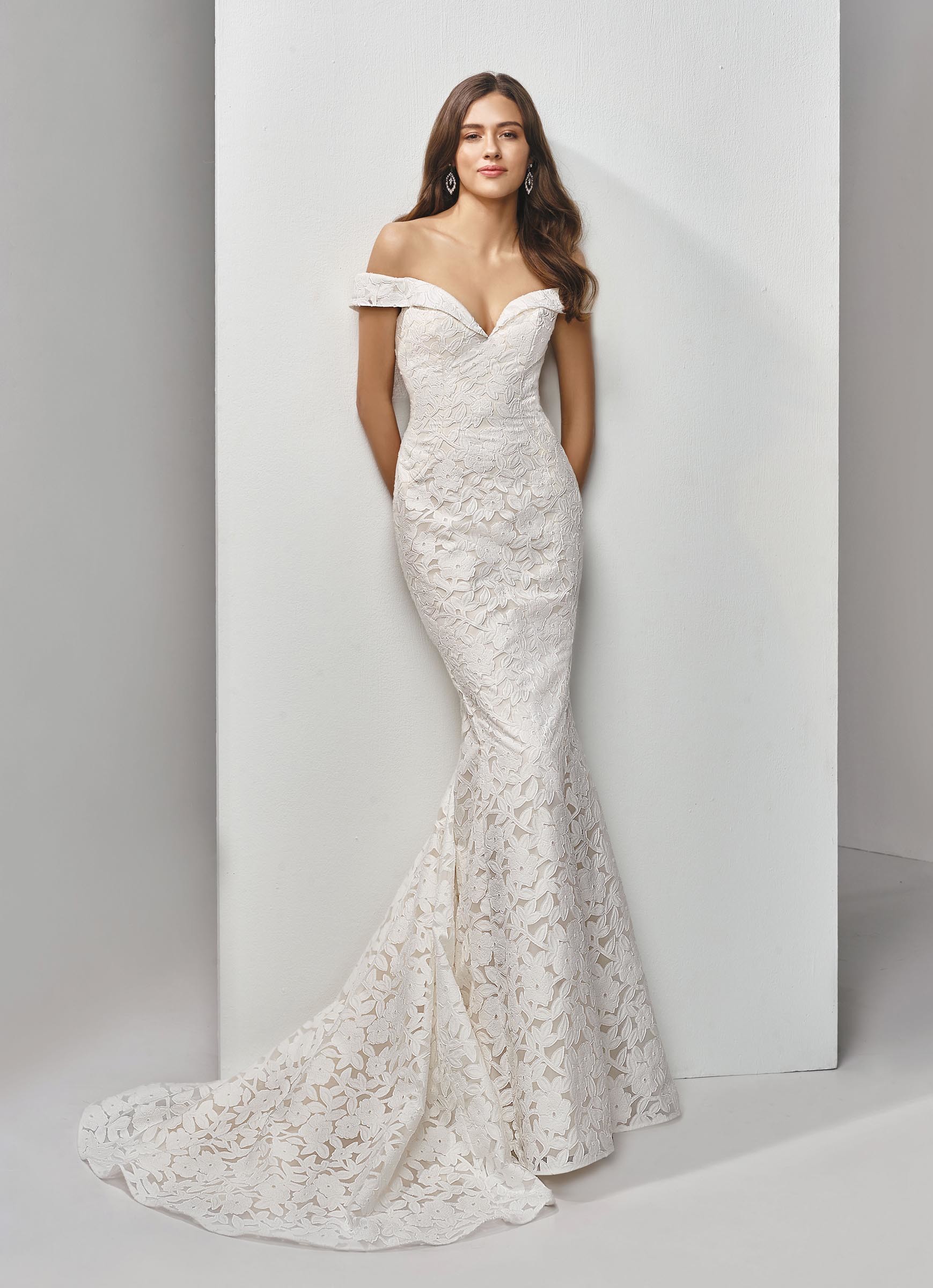 Cremefarbenes Fit and Flare-Brautkleid aus Spitze mit Carmenausschnitt von Beautiful Bridal, Modell BT19-27