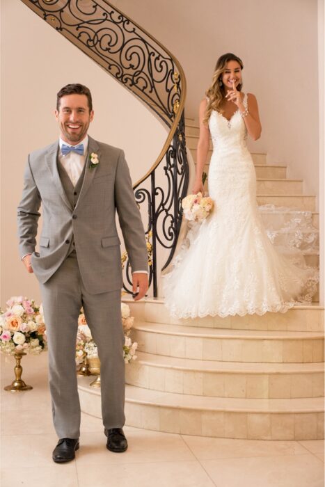 Cremefarbenes Brautkleid aus Spitze im Fit and Flare Schnitt mit Spitzenschleppe von Stella York, Modell 6571