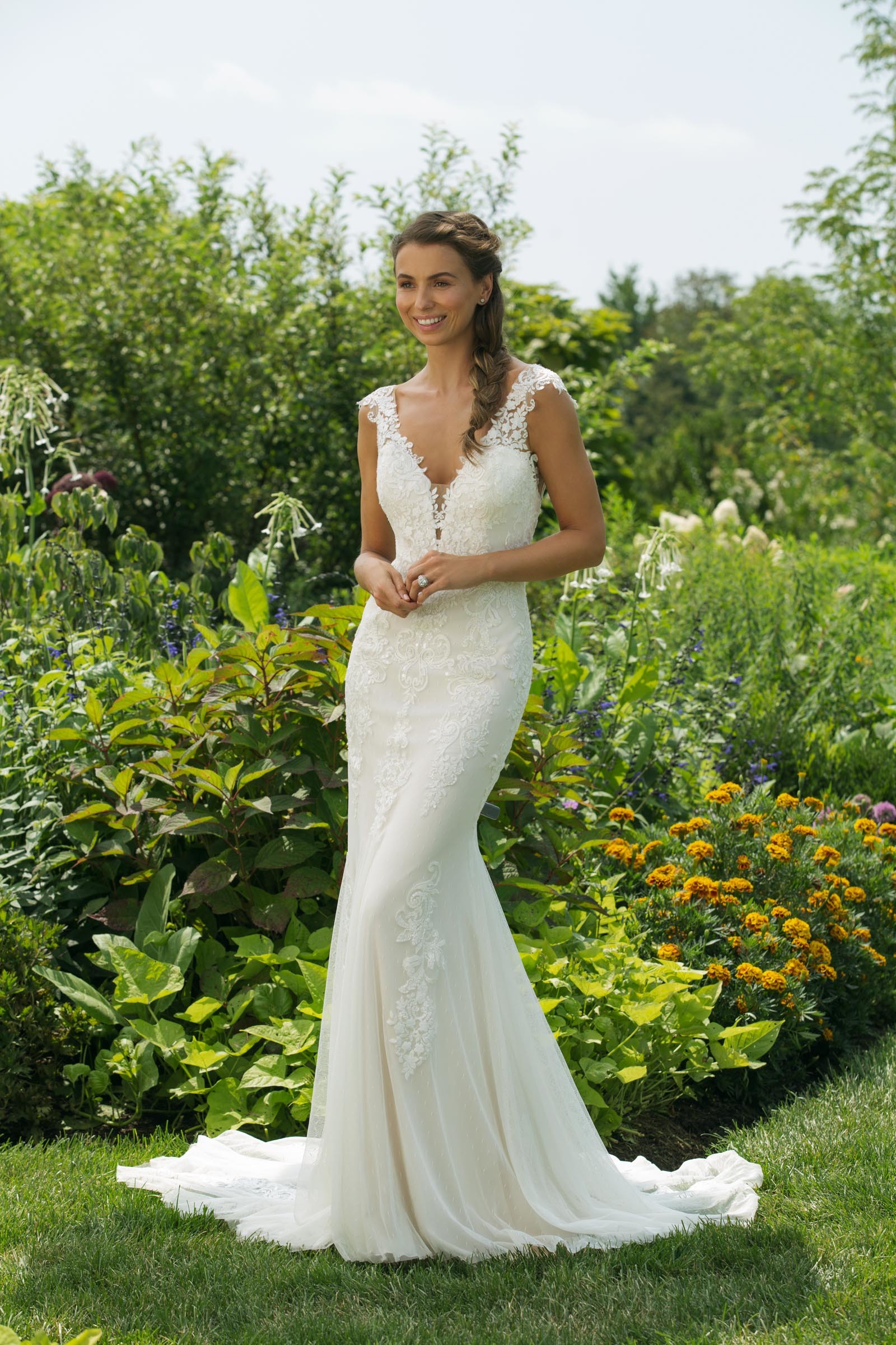 Cremefarbenes Brautkleid im Fit-and-Flare-Schnitt mit Spitze und tiefem V-Ausschnitt von Sweetheart, Modell 11033