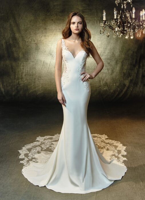 Cremefarbenes Fit and Flare-Brautkleid mit Spitze, V-Ausschnitt und Schleppe von Blue by Enzoani, Modell Laramie